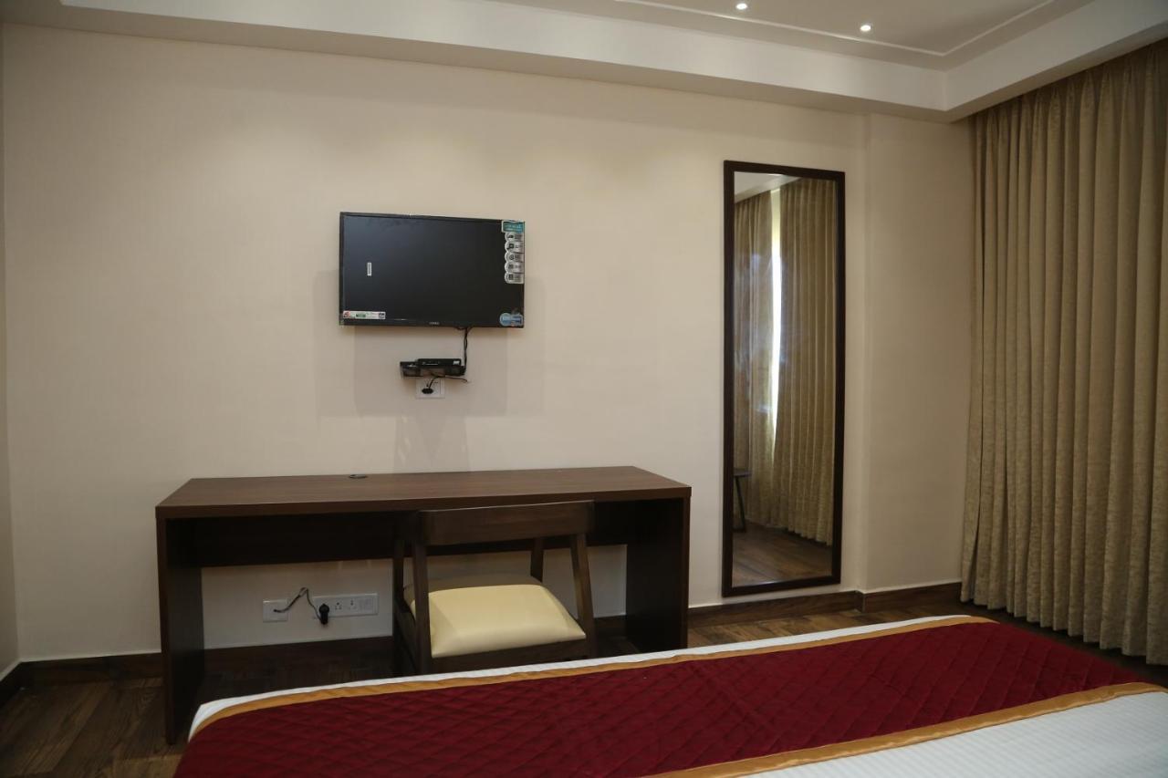 Hotel Skanda Palace Thiruttani エクステリア 写真