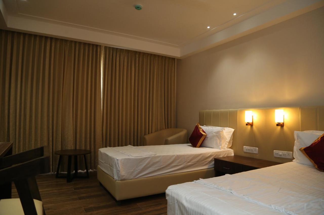 Hotel Skanda Palace Thiruttani エクステリア 写真