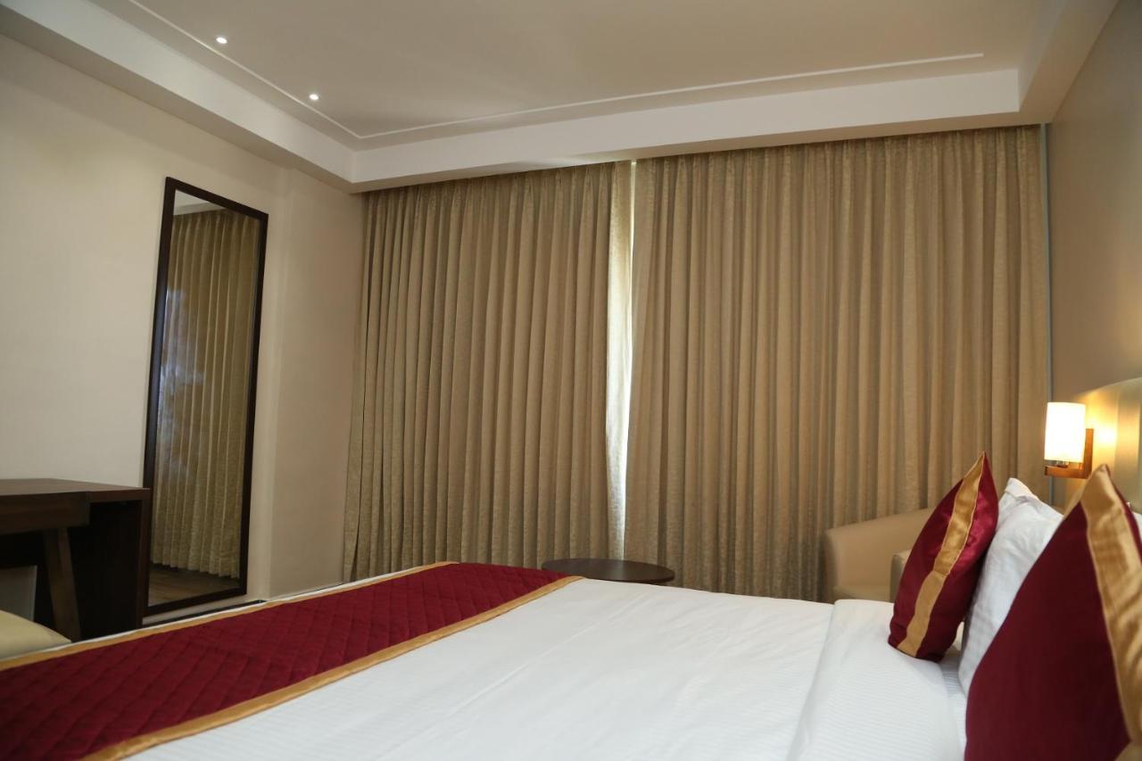 Hotel Skanda Palace Thiruttani エクステリア 写真